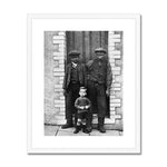 Wattstown miner & his two sons. Print wedi’i Fframio